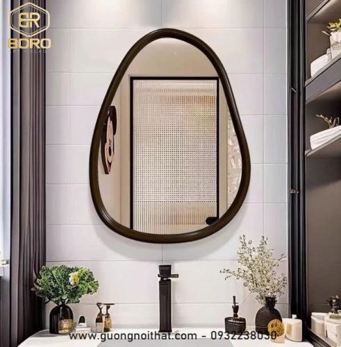 Gương nghệ thuật hình dạng bất thường khung gỗ CNC131, kích thước 60*80cm